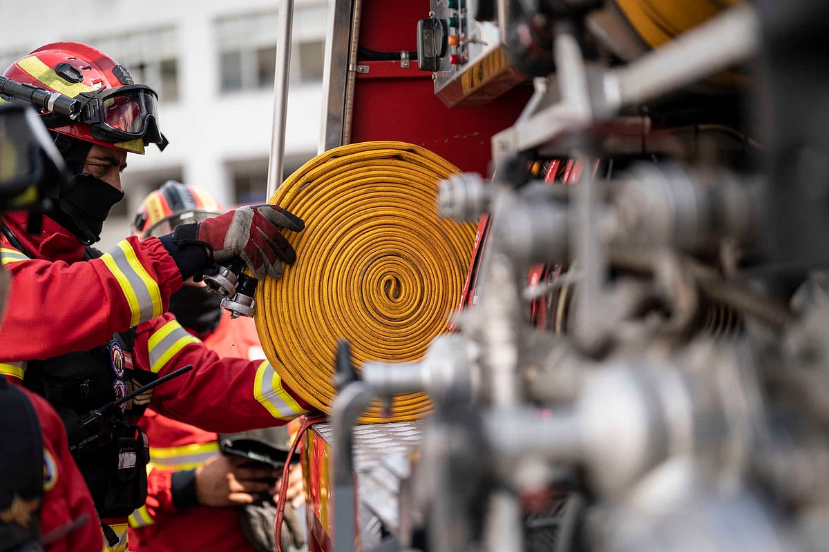 Fire in building garage leaves 30 residents homeless in Setúbal ...